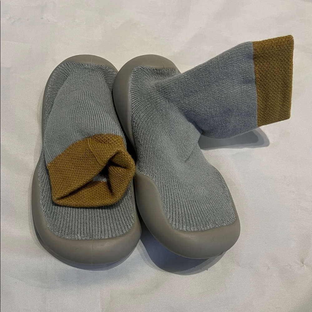 “🩷Bundle 4/$19” Baby 18M toddler Gray and Brown Knit slip Barefoot Sock Shoes